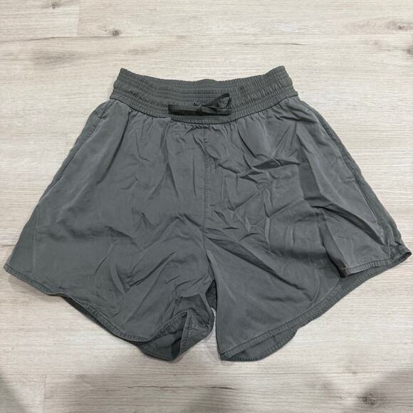 Lululemon Feeling Femme Short 5.5" Grey Sage W7ATYS Size 4 - Picture 2 of 6